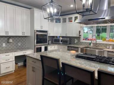 Main picture of 212 Oakwood Dr