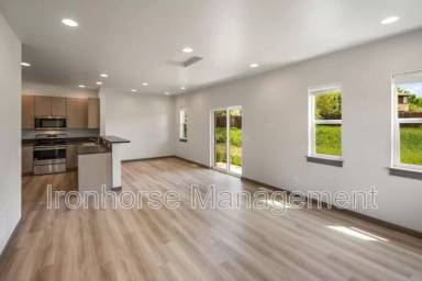Main picture of 2954 W Babcock St