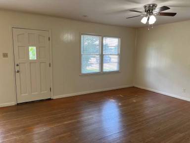 Main picture of 1501 Leslie St