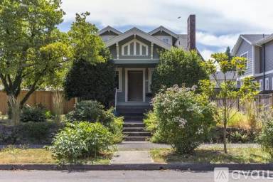 Main picture of 2904 NE Hancock St
