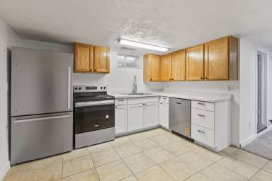 Main picture of 323 N State St