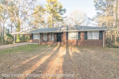 Main picture of 100 Pinecrest Lodge Rd