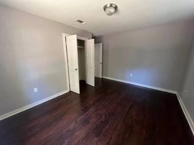 Main picture of 304 N College St W
