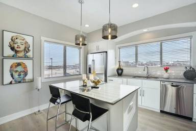 Main picture of 253 W Western Ave