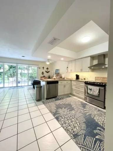 Main picture of 266 NE Wavecrest Way