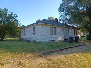 Main picture of 202 E Maple St