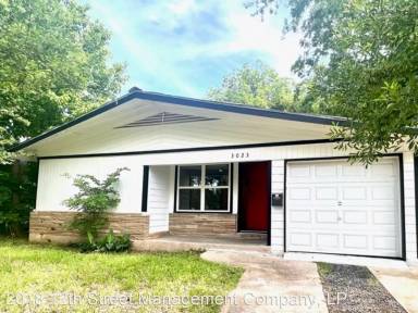 Main picture of 3023 E 13th St