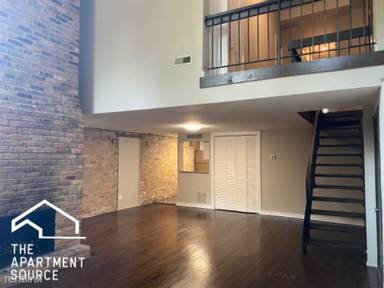 Main picture of 661 W Roscoe St