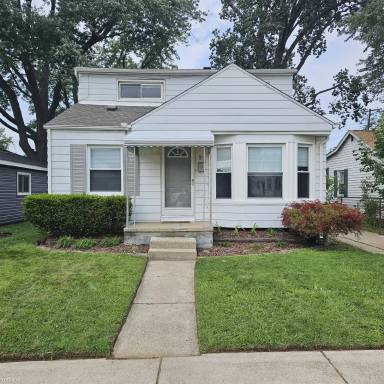 Main picture of 33 E Brockton Ave