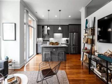 Main picture of 838 S Wells St