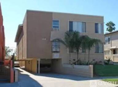 Main picture of 619 N Hayworth Ave