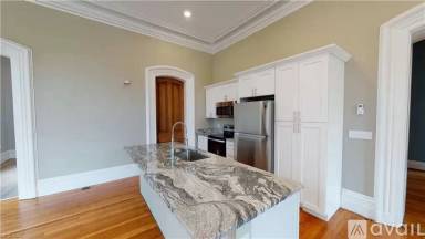 Main picture of 2905 Franklin Blvd