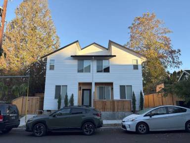Main picture of 5037-5047 SE Mill St