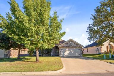 Main picture of 1204 Chaucer Ln