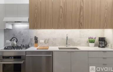 Main picture of 605 W 58th St