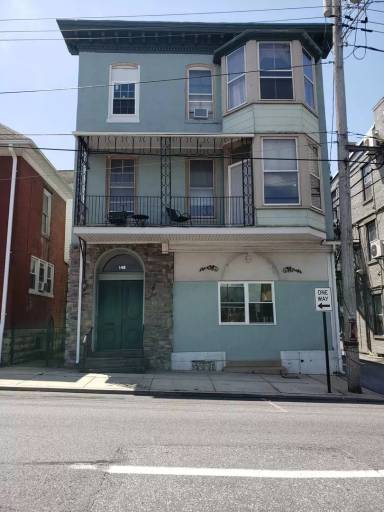 Main picture of 148 E Queen St