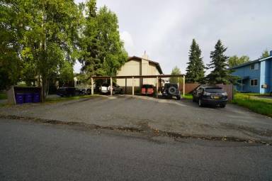 Main picture of 813 W 75th Ave