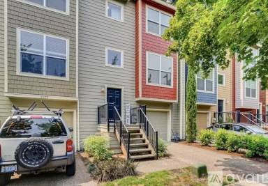 Main picture of 2055 NE Sheffield Ave