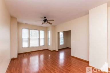 Main picture of 1124 W Roscoe St