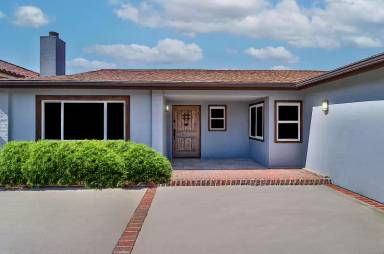 Main picture of 22927 Oxnard St