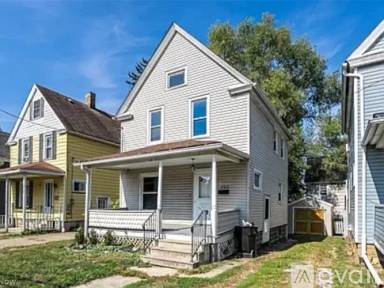 Main picture of 703 E River St