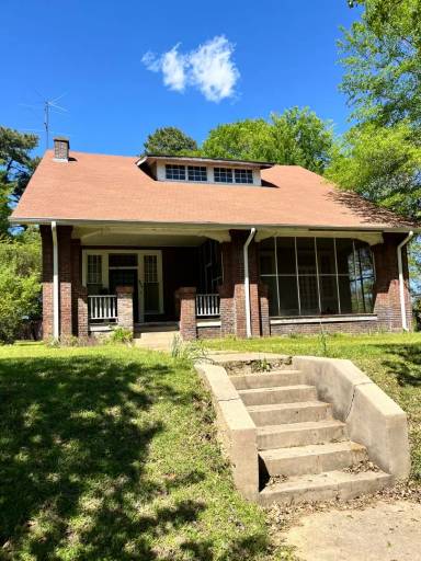 Main picture of 927 E 5th St