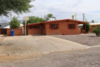 Main picture of 6139 E 2nd St