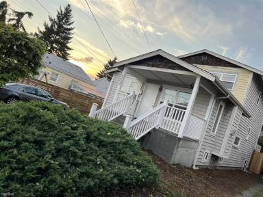 Main picture of 808 NE 70th St