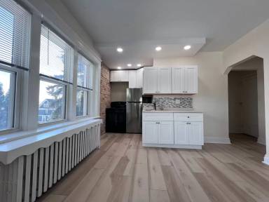 Main picture of 1629 E Superior St