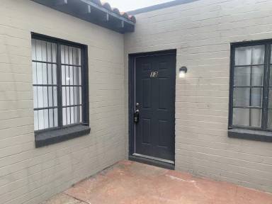 Main picture of 302 W Flores St