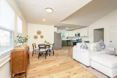 Main picture of 2422 Queen St