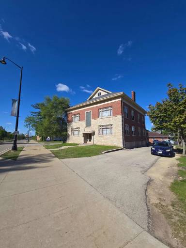 Main picture of 1904 N Main St