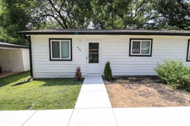 Main picture of 408 W Mahoney Dr