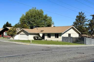Main picture of 1402 W 16th Ave