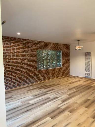 Main picture of 120 S Maple Dr