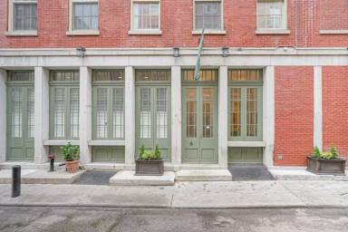 Main picture of 6-10 S Strawberry St