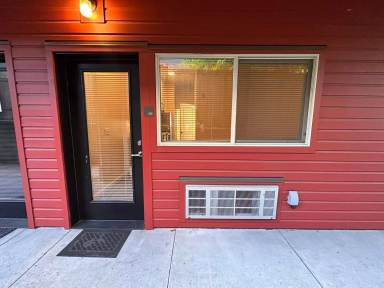 Main picture of 410 NE Dekum St