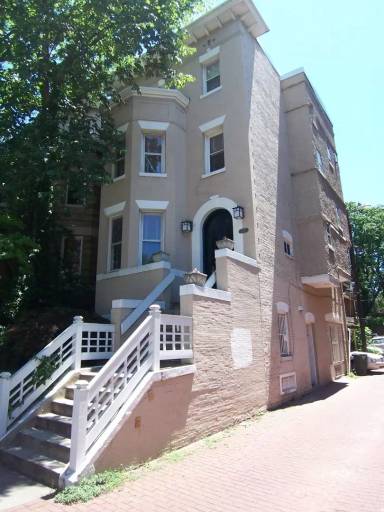 Main picture of 1906 1/2 Calvert St NW