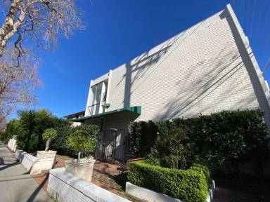 Main picture of 360 S Rexford Dr