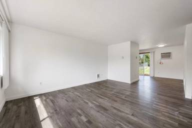 Main picture of 219 E Hawthorne Rd