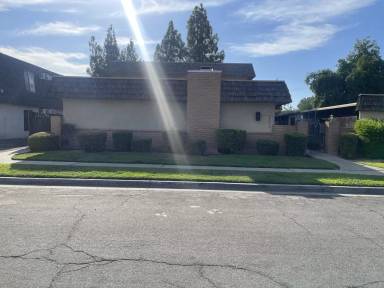 Main picture of 6075 N Poplar Ave
