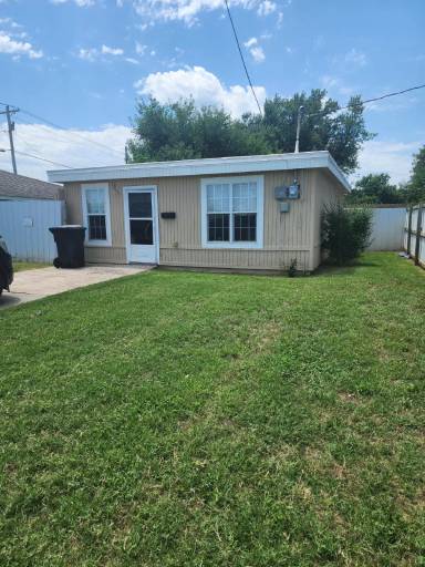 Main picture of 5929 S Regina Ave