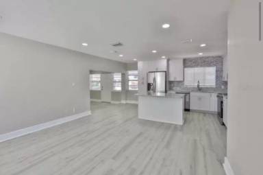 Main picture of 3119 W Pine St