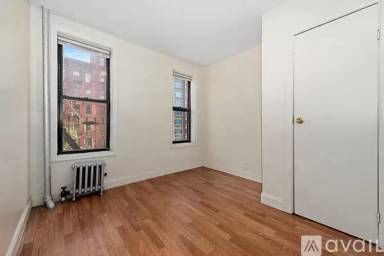 Main picture of 21 E 14th St