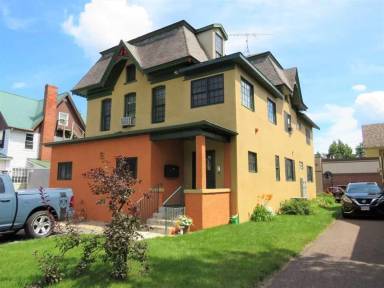Main picture of 7 E Elm St