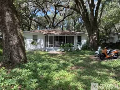 Main picture of 204 NW 25th St