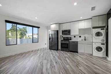 Main picture of 955 N Oxford Ave