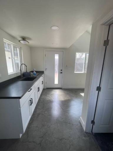 Main picture of 1339 E 8th St