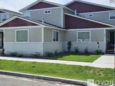 Main picture of 105 W 10th Ave