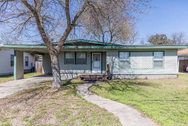 Main picture of 215 Legion Dr W